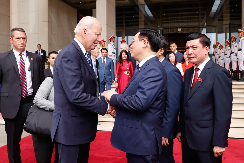 Chủ tịch Quốc hội Vương Đình Huệ tiễn Tổng thống Joe Biden rời Nhà Quốc hội. Ảnh: VIẾT CHUNG