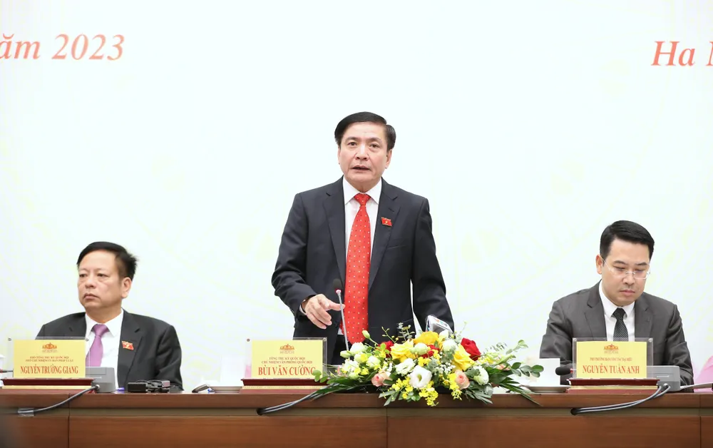 Tổng thư ký Quốc hội, Chủ nhiệm Văn phòng Quốc hội Bùi Văn Cường chủ trì cuộc họp báo chiều 19-10. Ảnh: QUANG PHÚC