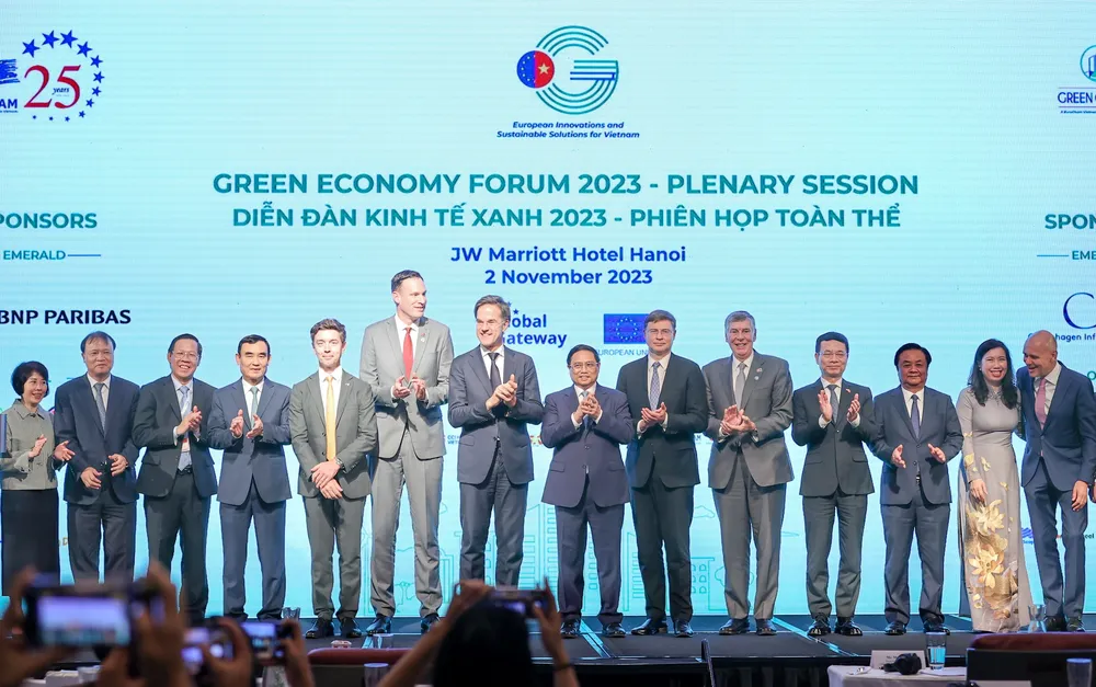 Thủ tướng Phạm Minh Chính và Thủ tướng Hà Lan Mark Rutte dự Diễn đàn Kinh tế xanh 2023. Ảnh: VIẾT CHUNG