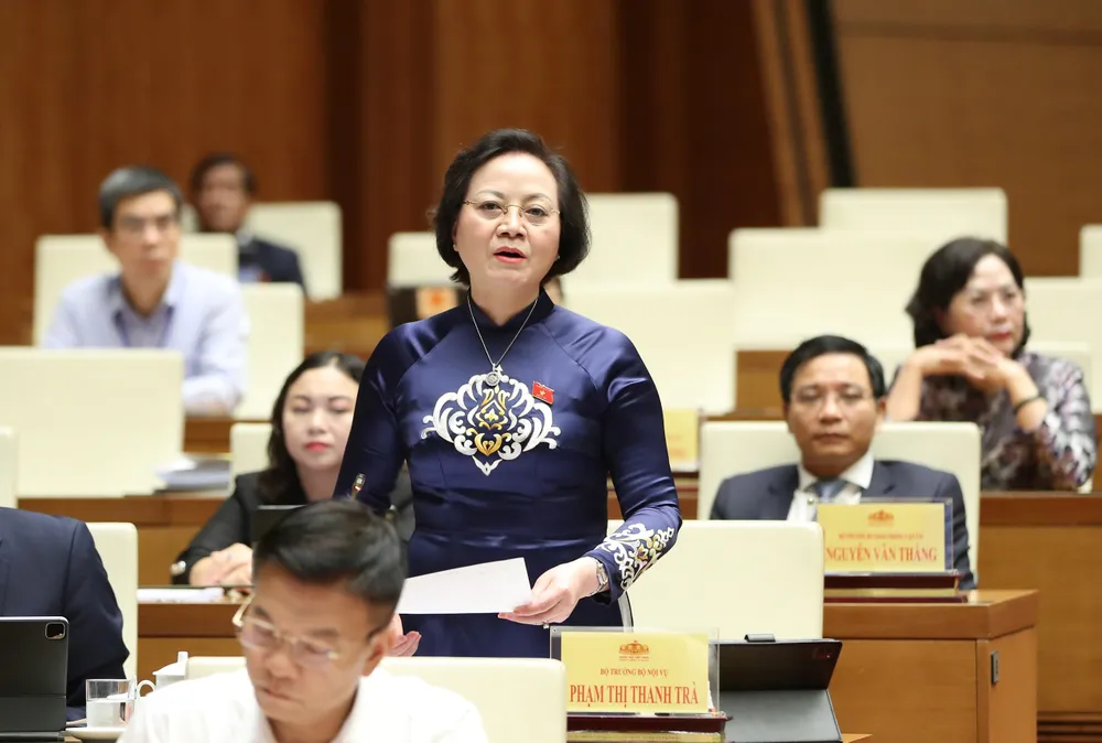Bộ trưởng Bộ Nội vụ Phạm Thị Thanh Trà trả lời chất vấn sáng 7-11. Ảnh: QUANG PHÚC
