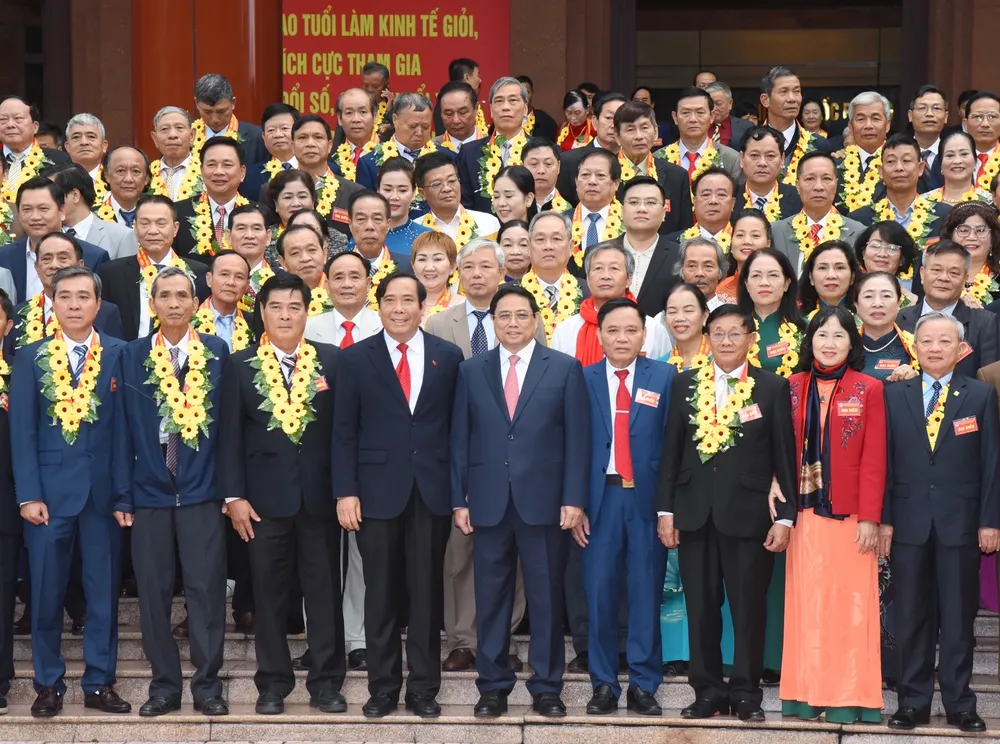 Thủ tướng Phạm Minh Chính và các đại biểu người cao tuổi tiêu biểu làm kinh tế giỏi. Ảnh: VIẾT CHUNG