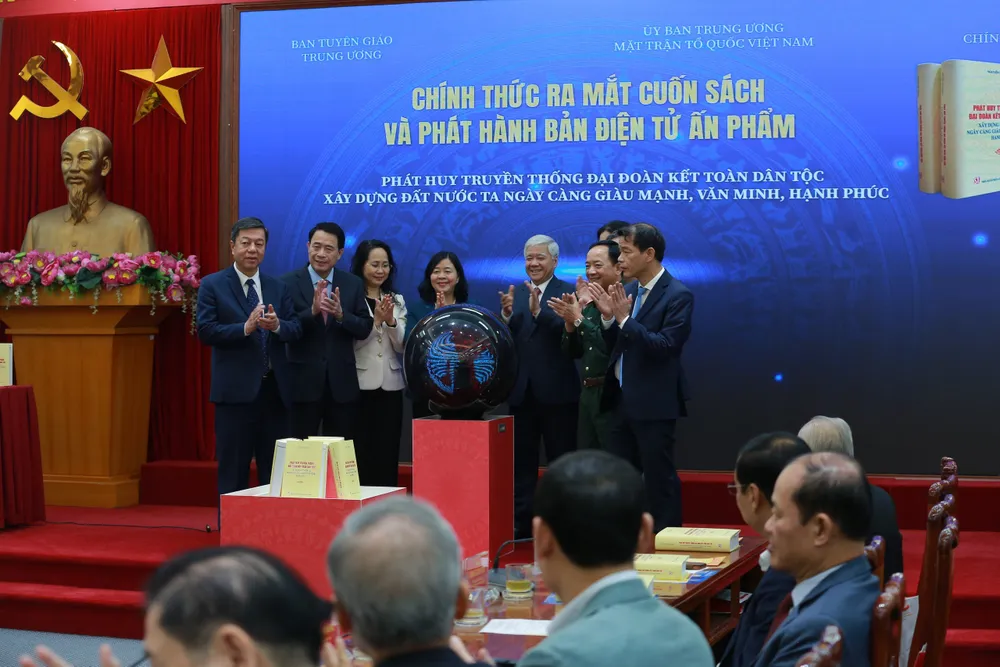 Các đại biểu thực hiện nghi thức bấm nút ra mắt và phát hành bản điện tử cuốn sách