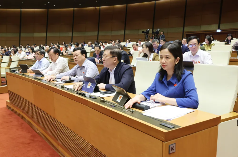 Các đại biểu Quốc hội bấm nút thông qua luật sáng 27-11. Ảnh: QUANG PHÚC