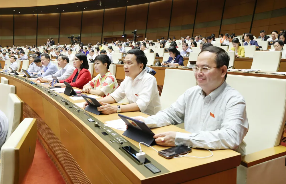 Các đại biểu Quốc hội bấm nút thông qua luật sáng 27-11. Ảnh: QUANG PHÚC