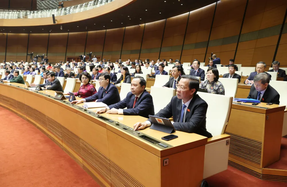 Đại biểu Quốc hội bấm nút thông qua các nghị quyết sáng 29-11. Ảnh: QUANG PHÚC