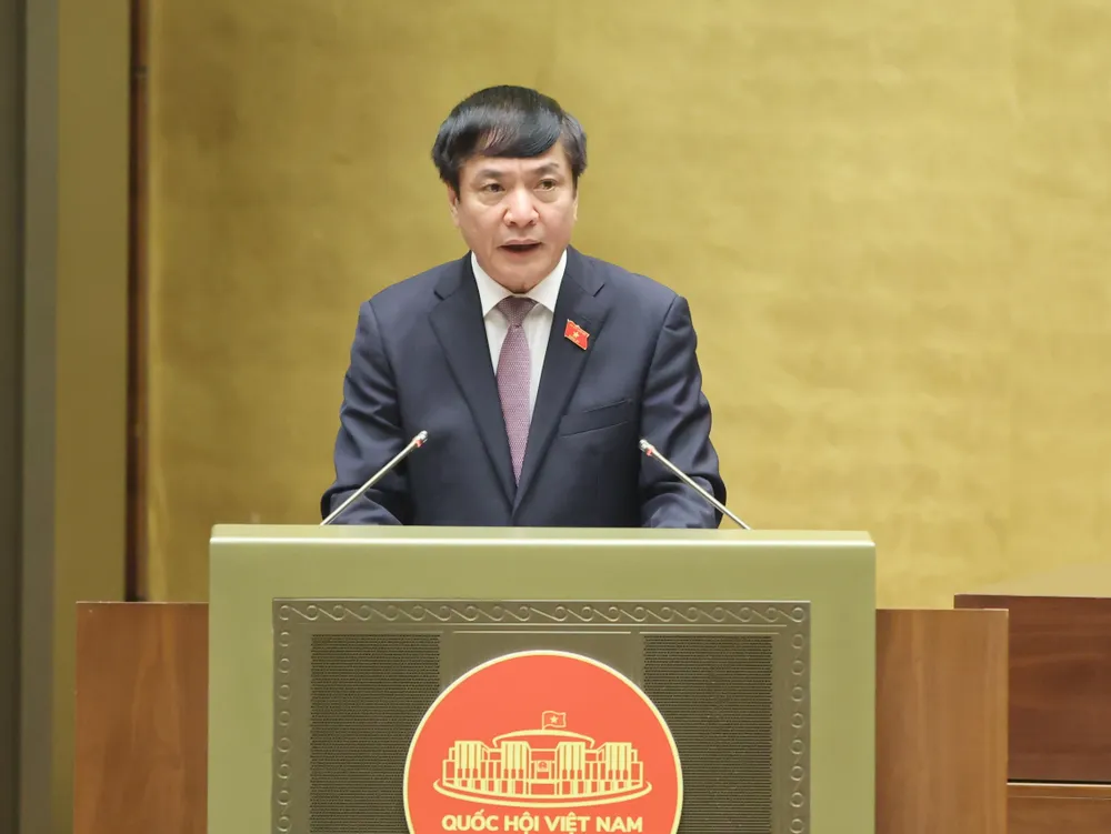 Tổng Thư ký Quốc hội – Chủ nhiệm Văn phòng Quốc hội Bùi Văn Cường trình bày các báo cáo tại phiên bế mạc, sáng 29-11. Ảnh: QUANG PHÚC