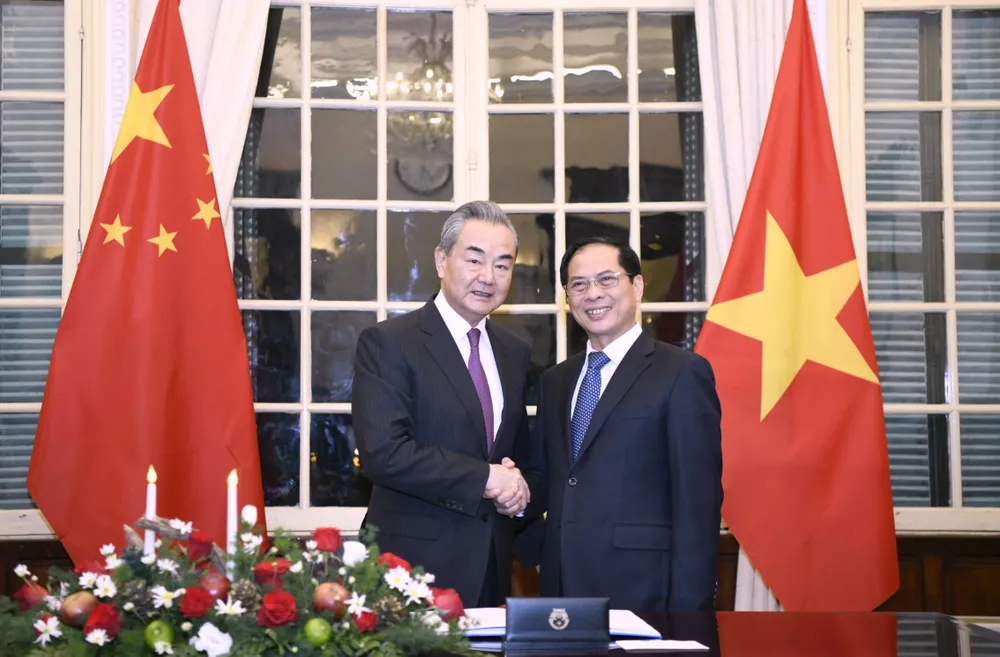 Bộ trưởng Ngoại giao Bùi Thanh Sơn hội đàm với Bộ trưởng Ngoại giao Trung Quốc Vương Nghị chiều 1-12. Ảnh: VIẾT CHUNG