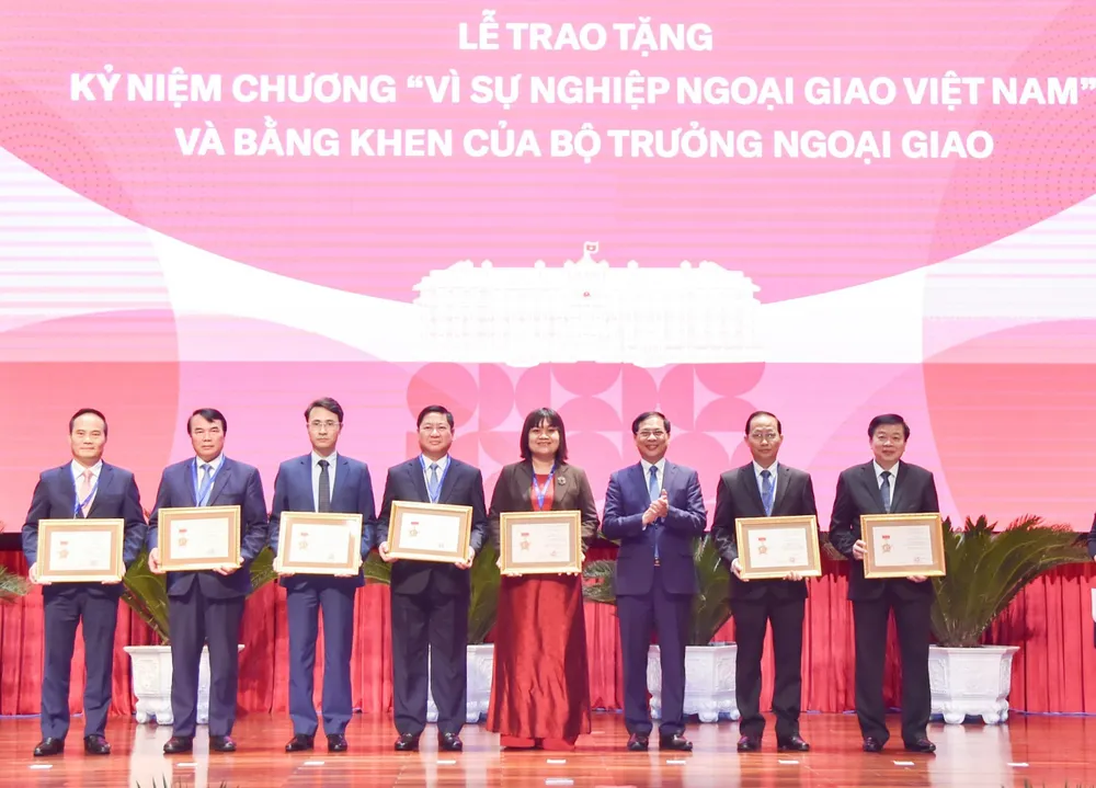 bo-truong-ngoai-giao-bui-thanh-son-trao-ky-niem-chuong-vi-su-nghiep-ngoai-giao-cho-cac-cac-ca-nhan-tap-the-co-thanh-tich-xuat-sac-1512.jpg