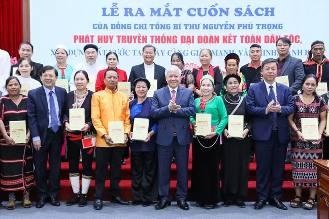 tang-cuon-sach-cua-tong-bi-thu-nguyen-phu-trong-cho-dai-bieu-tham-du-le-ra-mat-cuon-sach-cua-dong-chi-tong-bi-thu-nguyen-phu-trong-19.jpg