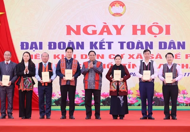 thu-tuong-chinh-phu-pham-minh-chinh-du-ngay-hoi-dai-doan-ket-toan-dan-toc-lien-khu-dan-cu-cac-ban-sa-de-phin-hat-ho-sang-phin-mao-sao-phin-thuoc-xa-sa-de-phin-huyen-sin-ho-tinh-lai-chau-thang-11-2023-672.jpg