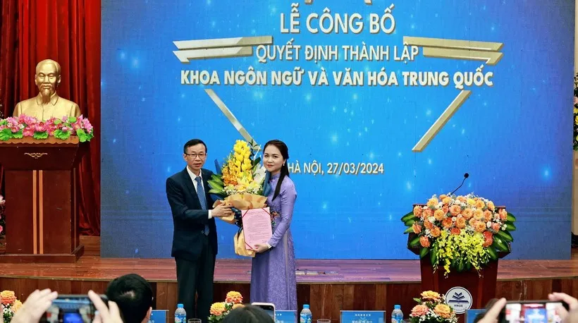 GS-TS Nguyễn Văn Minh trao Quyết định thành lập Khoa Ngôn ngữ và Văn hóa Trung Quốc
