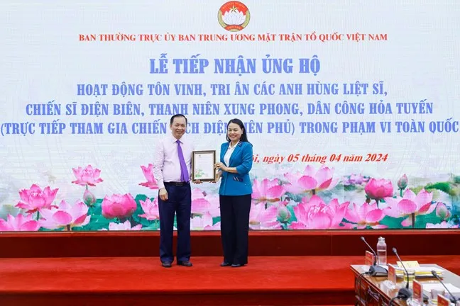 Bà Nguyễn Thị Thu Hà, Ủy viên Trung ương Đảng, Phó Chủ tịch - Tổng Thư ký Ủy ban Trung ương MTTQ Việt Nam trao thư cảm ơn Công đoàn Ngân hàng Việt Nam.jpg
