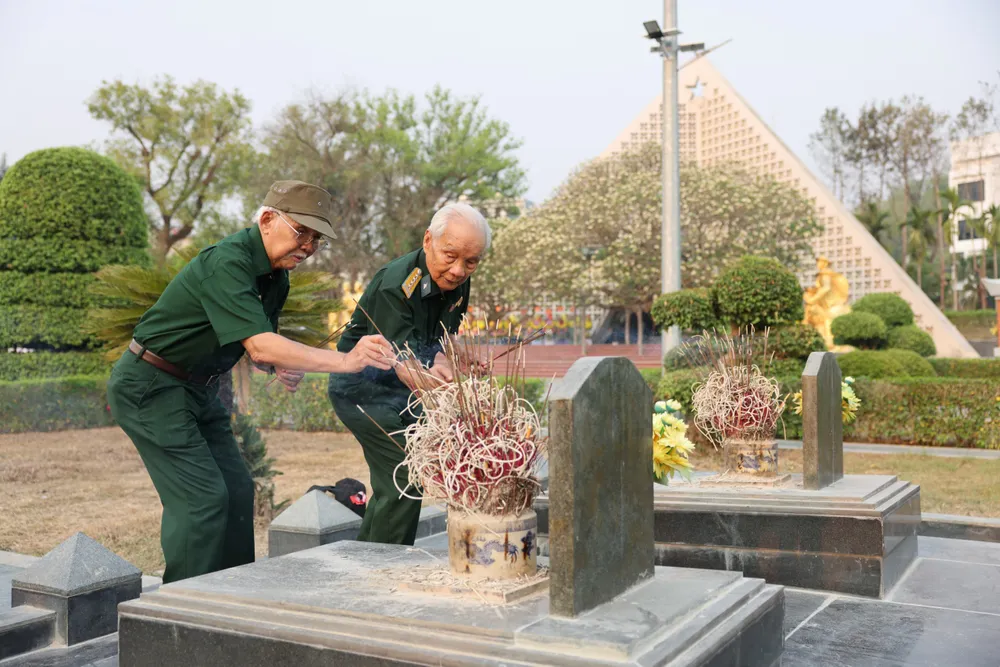 Các cựu chiến sĩ Điện Biên (hiện là công dân TPHCM) thắp hương, tưởng nhớ đồng đội cũ tại Nghĩa trang liệt sĩ Điện Biên Phủ, chiều 16-4. Ảnh QUANG PHÚC.jpg