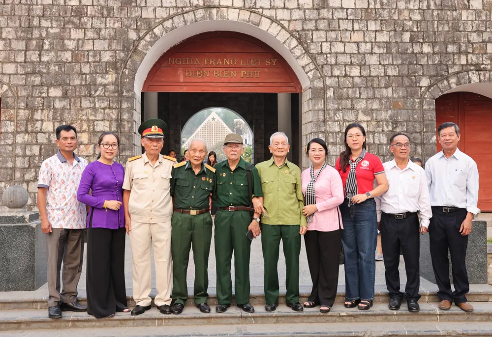 Các cựu chiến sĩ Điện Biên (hiện là công dân TPHCM) và đoàn đại biểu MTTQ TPHCM chụp ảnh chung tại Nghĩa trang liệt sĩ Điện Biên Phủ, chiều 16-4. Ảnh QUANG PHÚC.jpg