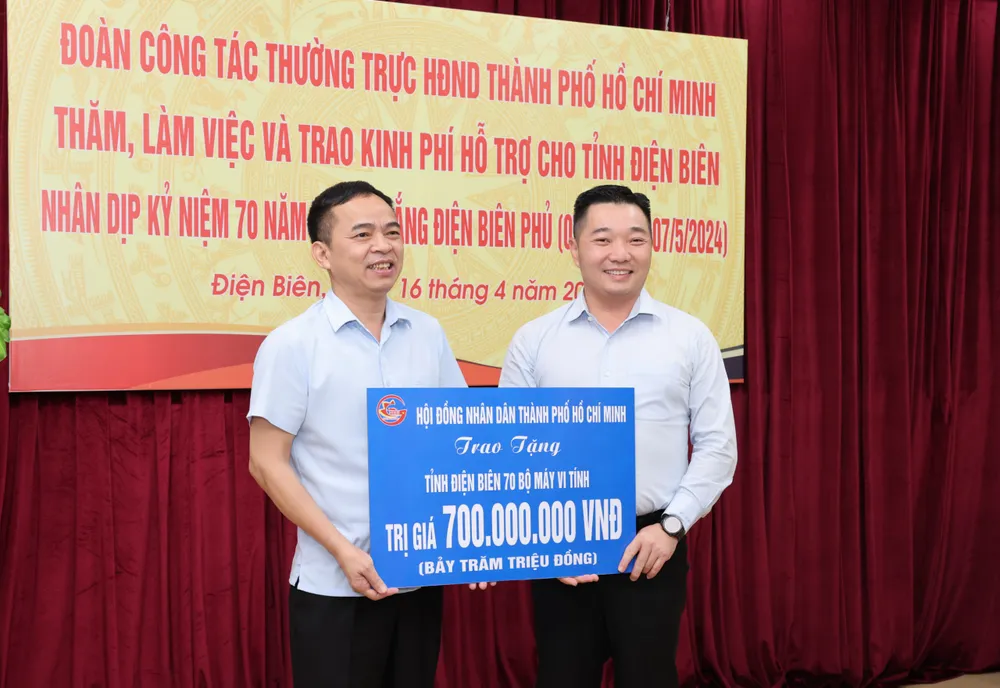 Đại diện HĐND TPHCM trao biểu trưng tặng tỉnh Điện Biên 70 bộ máy tính trị giá 700 triệu đồng.jpg