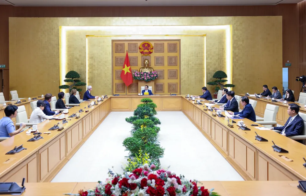 Thủ tướng Phạm Minh Chính tiếp Giám đốc điều hành Tập đoàn Apple (Hoa Kỳ) Tim Cook, sáng 16-4. Ảnh VIẾT CHUNG.jpg