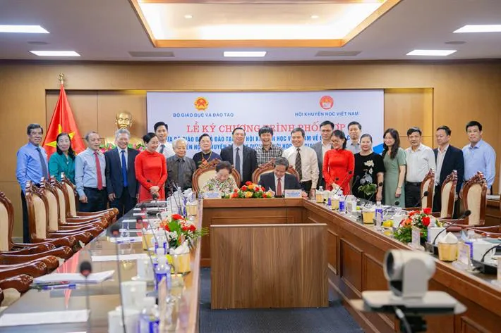 Bộ trưởng Nguyễn Kim Sơn và Chủ tịch Hội Khuyến học Việt Nam Nguyễn Thị Doan ký kết Chương trình phối hợp.jpg