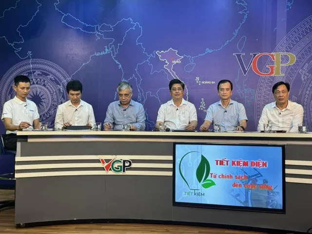 Các đại biểu tham gia tọa đàm.jpg