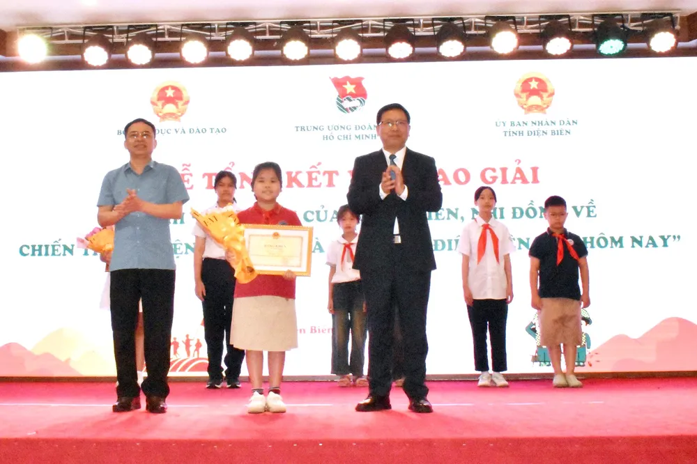 Ban Tổ chức trao giải Nhất cho các em học sinh.jpg