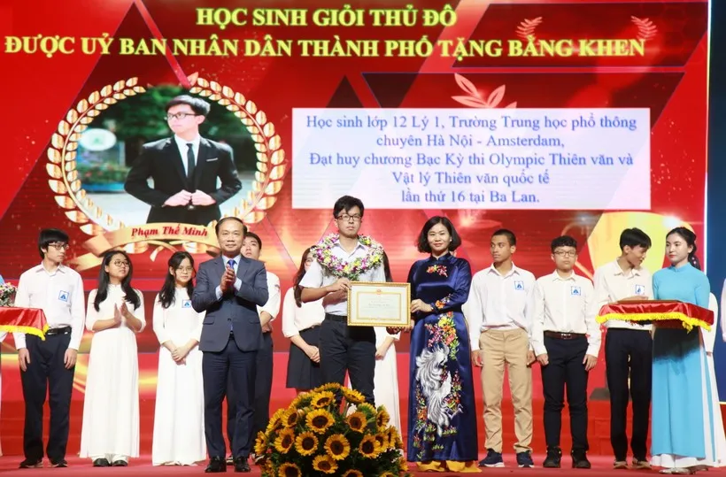 trao thưởng cho học sinh đạt thành tích quốc tế..jpg