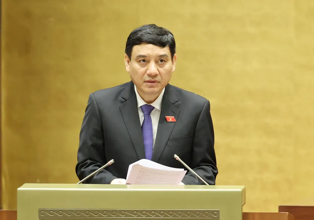 Chủ nhiệm Ủy ban Văn hóa, Giáo dục của Quốc hội Nguyễn Đắc Vinh trình bày Báo cáo thẩm tra chủ trương đầu tư Chương trình mục tiêu quốc gia về phát triển văn hóa giai đoạn 2025 - 2035, sáng 3-6. Ảnh QUANG PHÚC.jpg