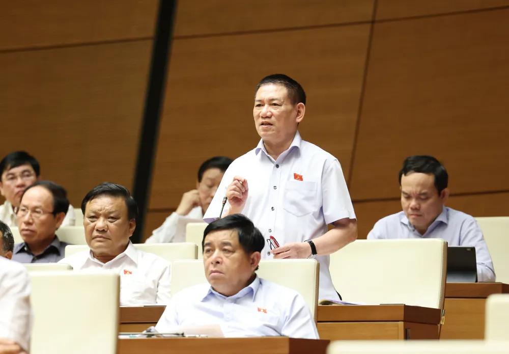 Bộ trưởng Bộ Tài chính Hồ Đức Phớc trả lời chất vấn, chiều 4-6. Ảnh QUANG PHÚC.jpg