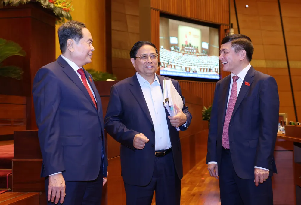 hủ tướng Phạm Minh Chính trao đổi với Chủ tịch Quốc hội Trần Thanh Mẫn và Tổng thư ký Quốc hội Bùi Văn Cường tại phiên chất vấn, chiều 4-6. Ảnh QUANG PHÚC.jpg