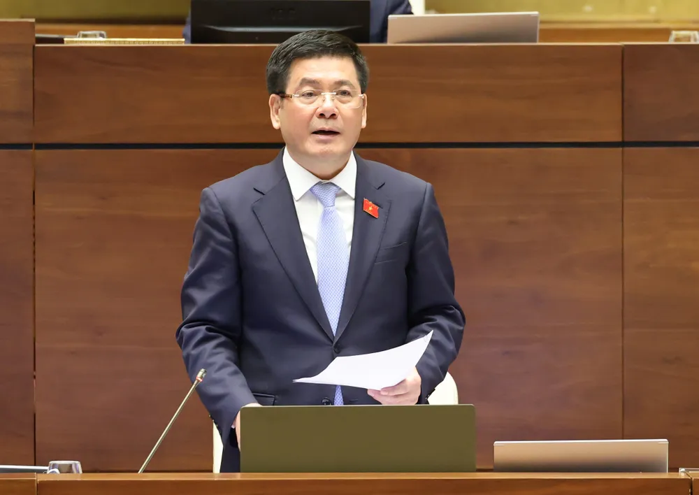 Bộ trưởng Bộ Công thương Nguyễn Hồng Diên trả lời chất vấn, sáng 5-6. Ảnh QUANG PHÚC.jpg