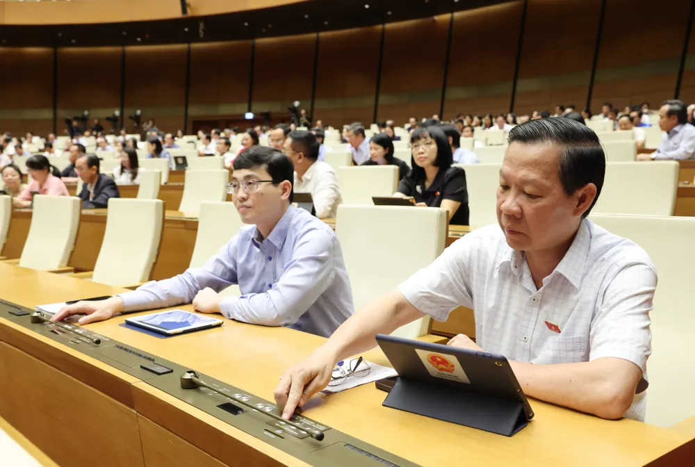 Đại biểu bấm nút.jpg