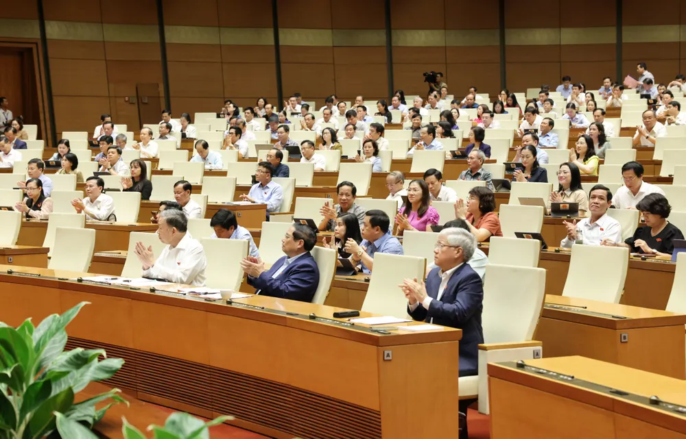 Quốc hội biểu quyết thông qua các nghị quyết, chiều 8-6. Ảnh QUANG PHÚC.jpg