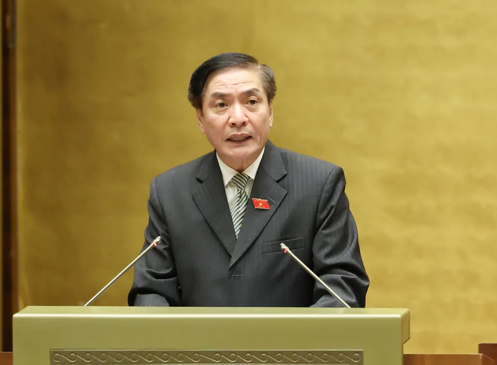 Tổng Thư ký Quốc hội, Chủ nhiệm Văn phòng Quốc hội Bùi Văn Cường trình bày nghị quyết, chiều 8-6. Ảnh QUANG PHÚC.jpg