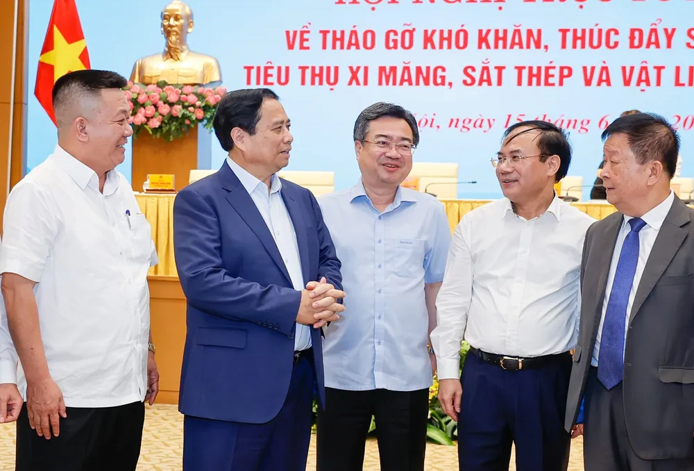 Thủ tướng Phạm Minh Chính trao đổi với các đại biểu tại hội nghị, sáng 15-6. Ảnh VIẾT CHUNG.jpg
