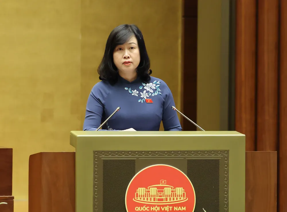 Bộ trưởng Bộ Y tế Đào Hồng Lan trình bày Tờ trình về dự án Luật sửa đổi, bổ sung một số điều của Luật Dược, chiều 18-6.jpg