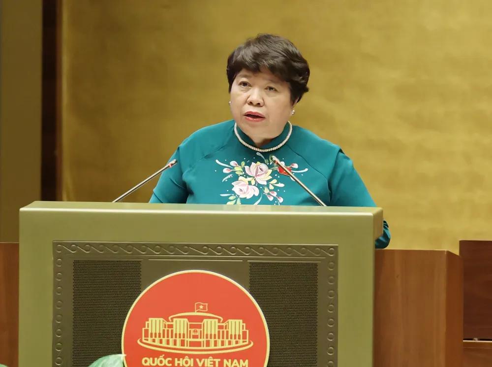 Chủ nhiệm Ủy ban Xã hội của Quốc hội 1 Nguyễn Thúy Anh trình bày Báo cáo thẩm tra dự án Luật sửa đổi, bổ sung một số điều của Luật Dược, chiều 18-6.jpg