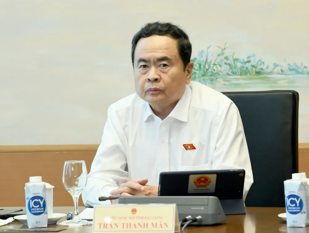 Chủ tịch Quốc hội Trần Thanh Mẫn dự phiên thảo luận tại Tổ.jpg