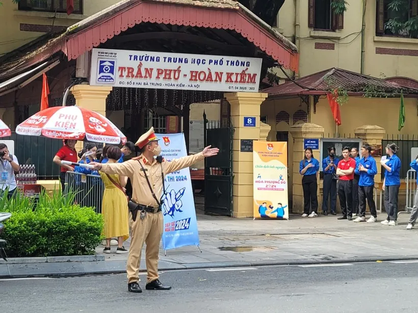 CSGT phân luồng đảm bảo trật tự ATGT.jpeg