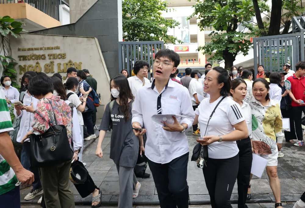 Thí sinh Hà Nội dự thi môn Văn sáng 27-6. Ảnh: QUANG PHÚC