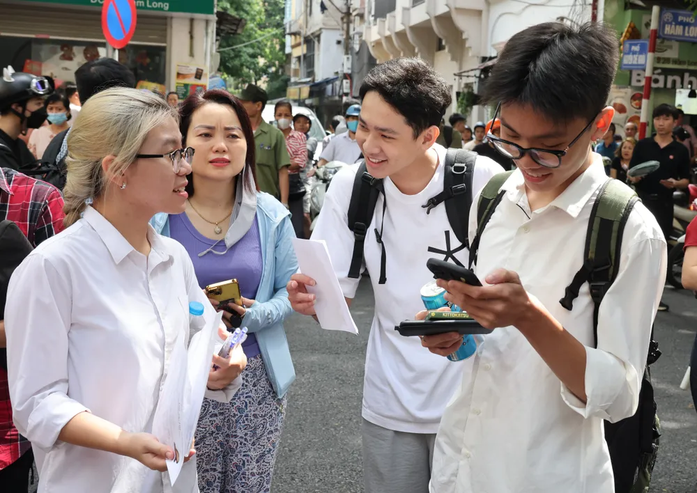 Nhóm thí sinh đến từ Trường Cao đẳng Nghệ thuật Hà Nội phấn khởi hoàn thành xong môn Văn. Ảnh: QUANG PHÚC