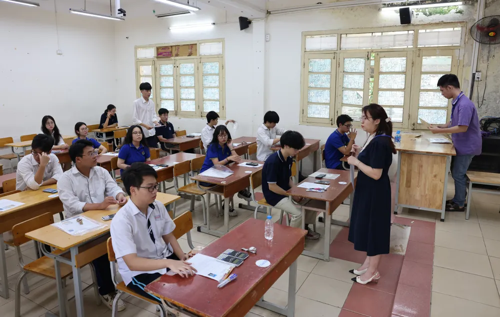 Thí sinh chuẩn bị thi môn Toán tại điểm thi Trường THPT Việt Đức, quận Hoàn Kiếm, Hà Nội, chiều 27-6. Ảnh QUANG PHÚC.jpg