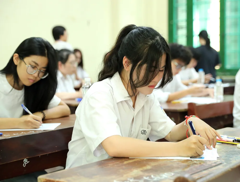Thí sinh chuẩn bị thi môn Văn, kỳ thi tốt nghiệp THPT năm 2024 tại điểm thi Trường THPT Chu Văn An, Hà Nội,VIẾT CHUNG.jpg