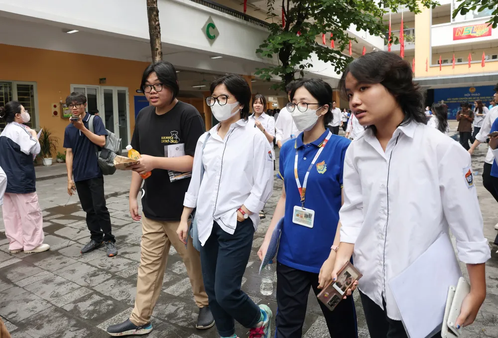 Thí sinh hoàn thành môn thi đầu tiên của Kỳ thi tốt nghiệp THPT 2024 tại điểm thi Trường THCS Ngô Sỹ Liên, Hà Nội, sáng 27-6. Ảnh QUANG PHÚC.jpg