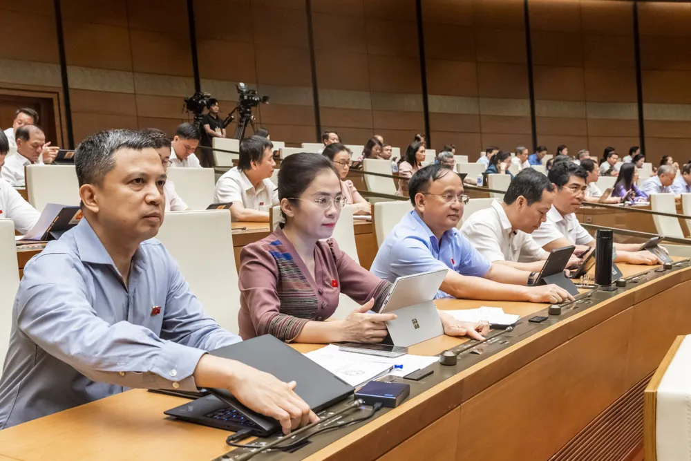 Đại biểu bấm nút thông qua Luật.jpg