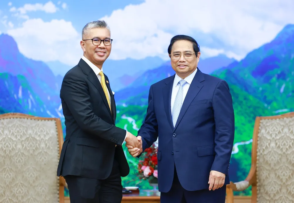 Thủ tướng Phạm Minh Chính tiếp Bộ trưởng Bộ Đầu tư, Thương mại và Công nghiệp Malaysia Zafrul Abdul Aziz, chiều 8-7. Ảnh VIẾT CHUNG.jpg