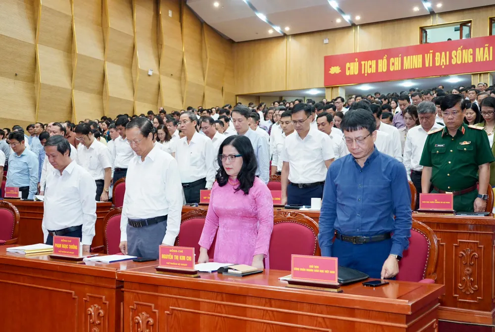 Các đại biểu mặc niệm tưởng nhớ Tổng Bí thư Nguyễn Phú Trọng trước khi tiến hành Hội nghị..jpg