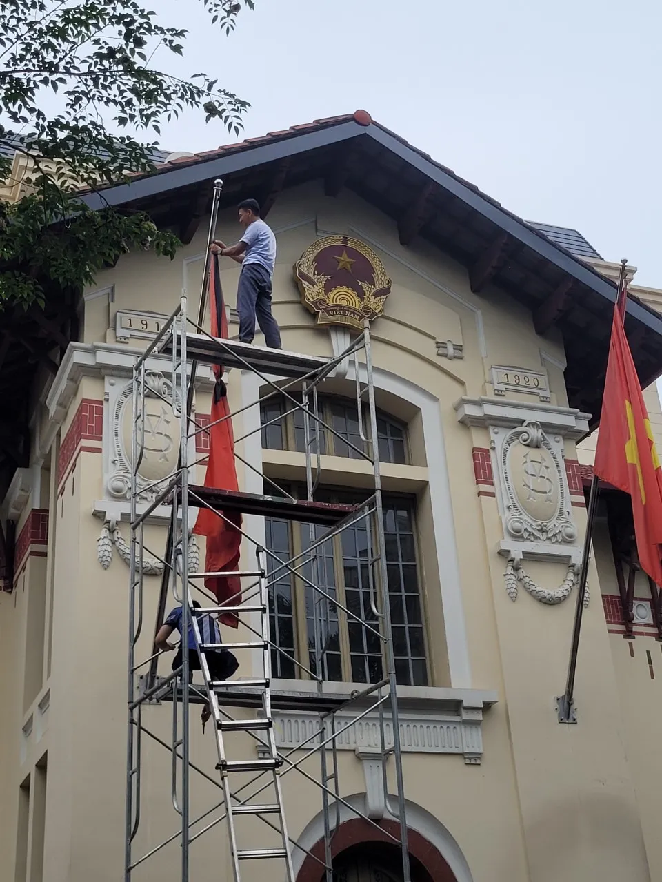 Tre cờ rủ ở Bộ TT-TT.jpg