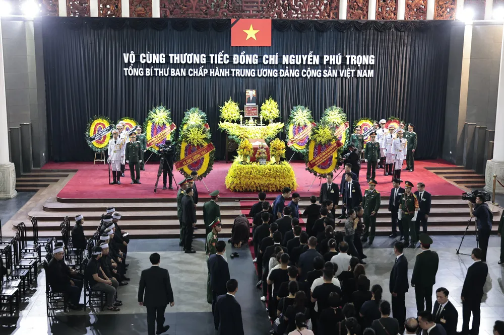 Nhân dân vào viếng.jpg