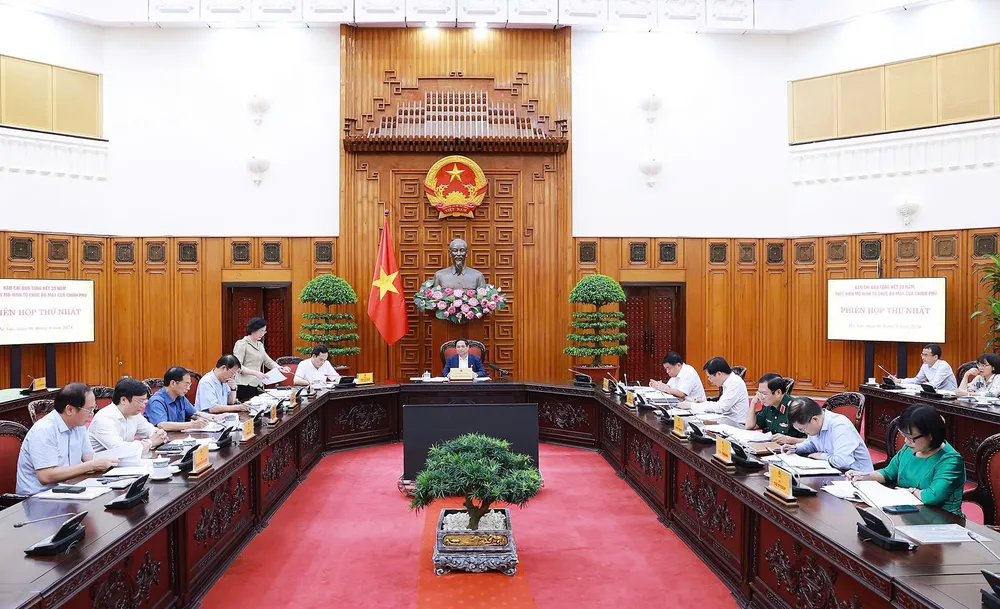 Thủ tướng Phạm Minh Chính chủ trì và phát biểu tại phiên họp thứ nhất của Ban Chỉ đạo tổng kết 20 năm thực hiện mô hình tổ chức bộ máy của Chính phủ, chiều 6-8. Ảnh VIẾT CHUNG.jpg