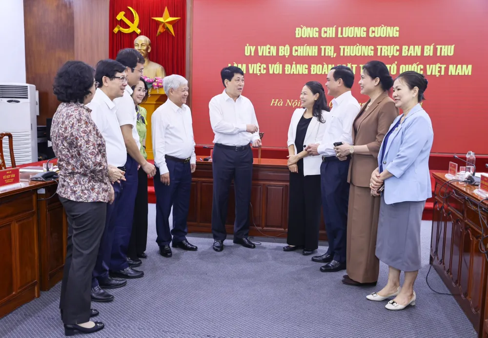 Đồng chí Lương Cường, Ủy viên Bộ Chính trị, Thường trực Ban Bí thư trao đổi với các đại biểu tại cuộc làm việc, sáng 7-8. Ảnh VIẾT CHUNG.jpg