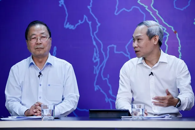 Ông Phan Đức Hiếu (phải).jpg