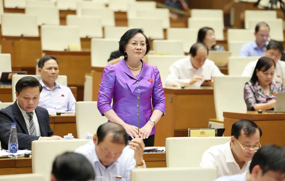 Bộ trưởng Bộ Nội vụ Phạm Thị Thanh Trà trả lời chất vấn, chiều 21-8. Ảnh QUANG PHÚC.jpg